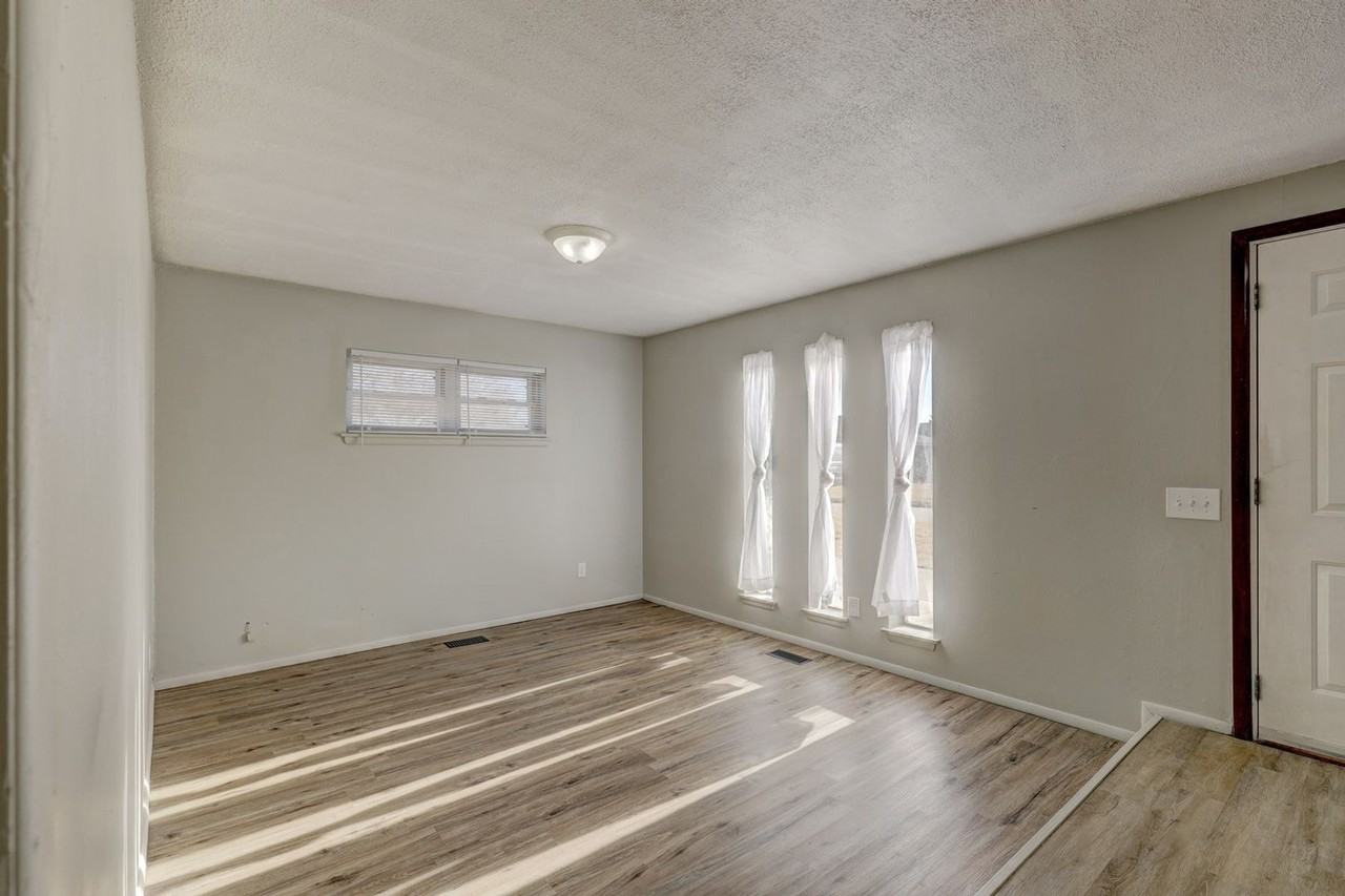 1300 Winnipeg Dr - Photo 2 of 20