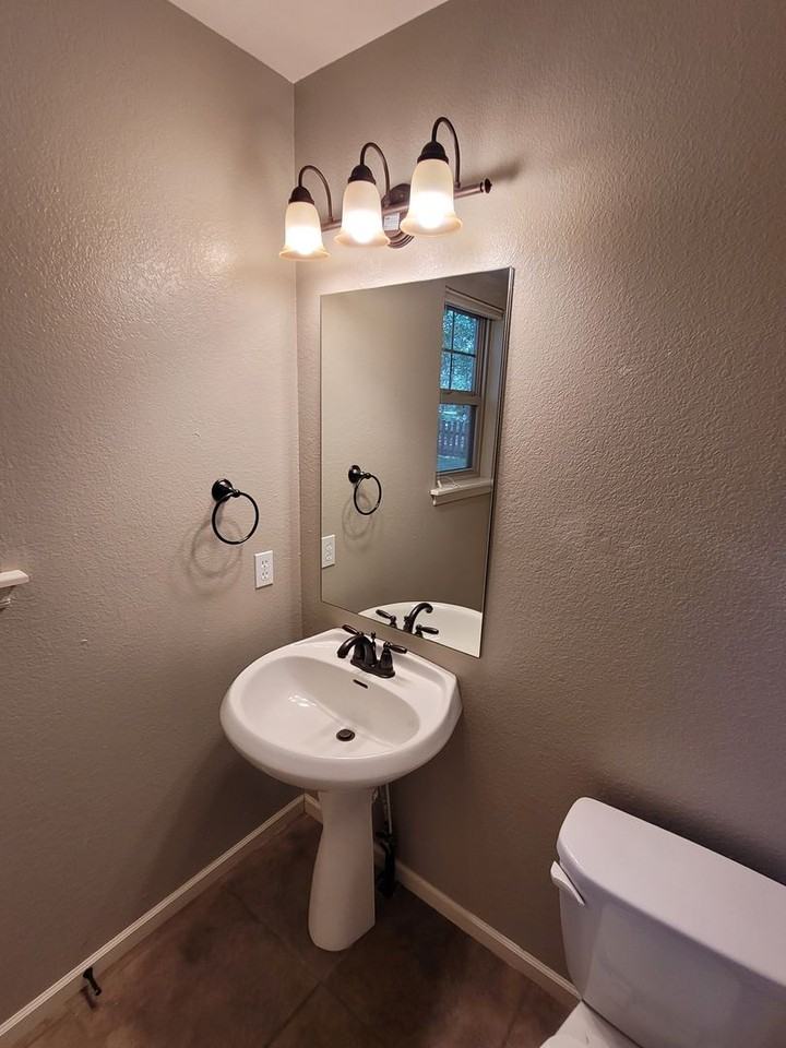 4705 W Gillespie Bridge Rd - Photo 7 of 20