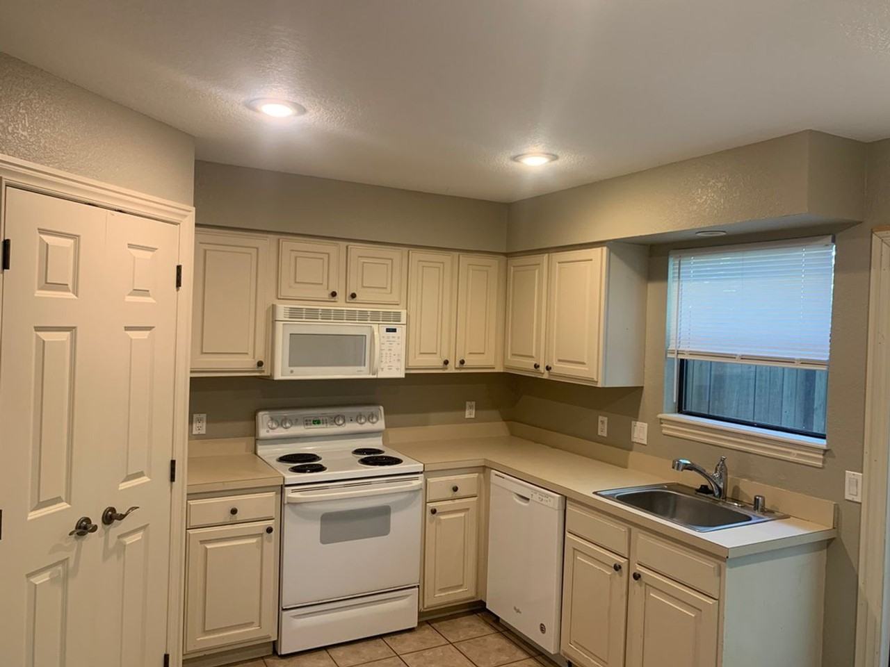 1376 N Oakland Ave - Photo 4 of 12