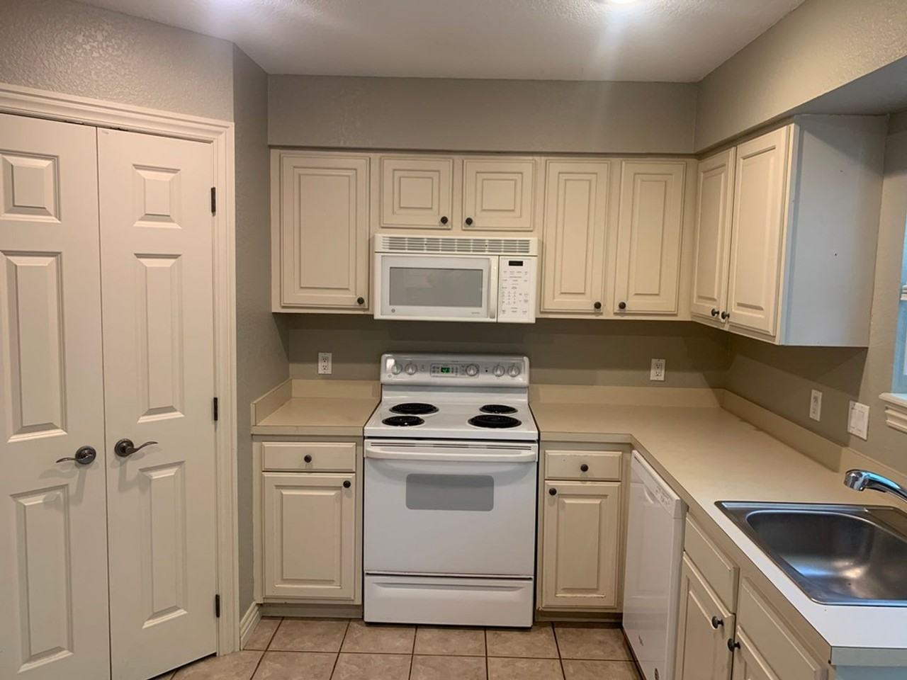 1376 N Oakland Ave - Photo 6 of 12