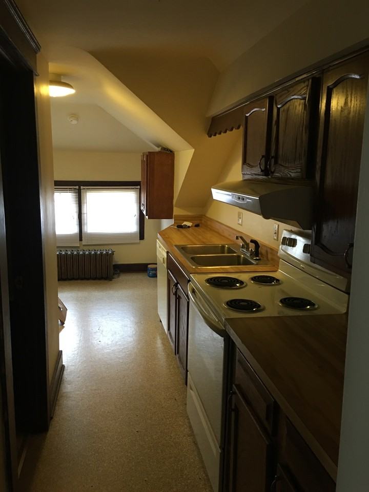 1529 Lee St E #C - Photo 4 of 10