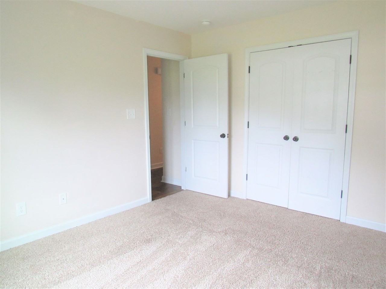 136 Laredo Dr - Photo 3 of 35