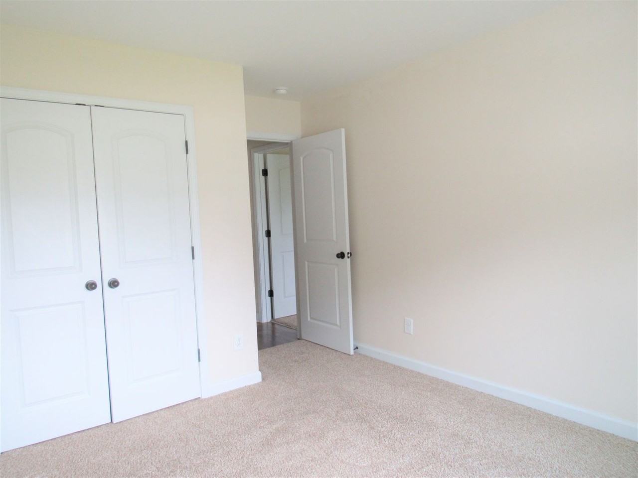 136 Laredo Dr - Photo 5 of 35