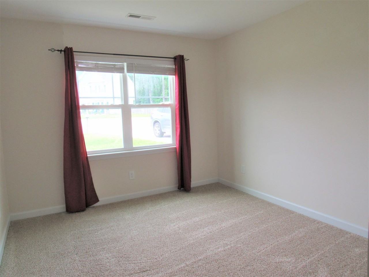 136 Laredo Dr - Photo 6 of 35