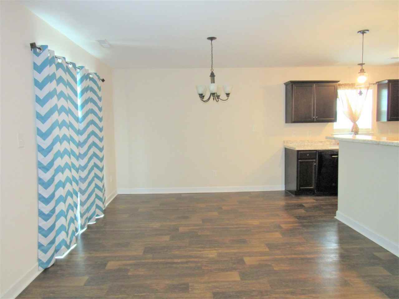 136 Laredo Dr - Photo 7 of 35