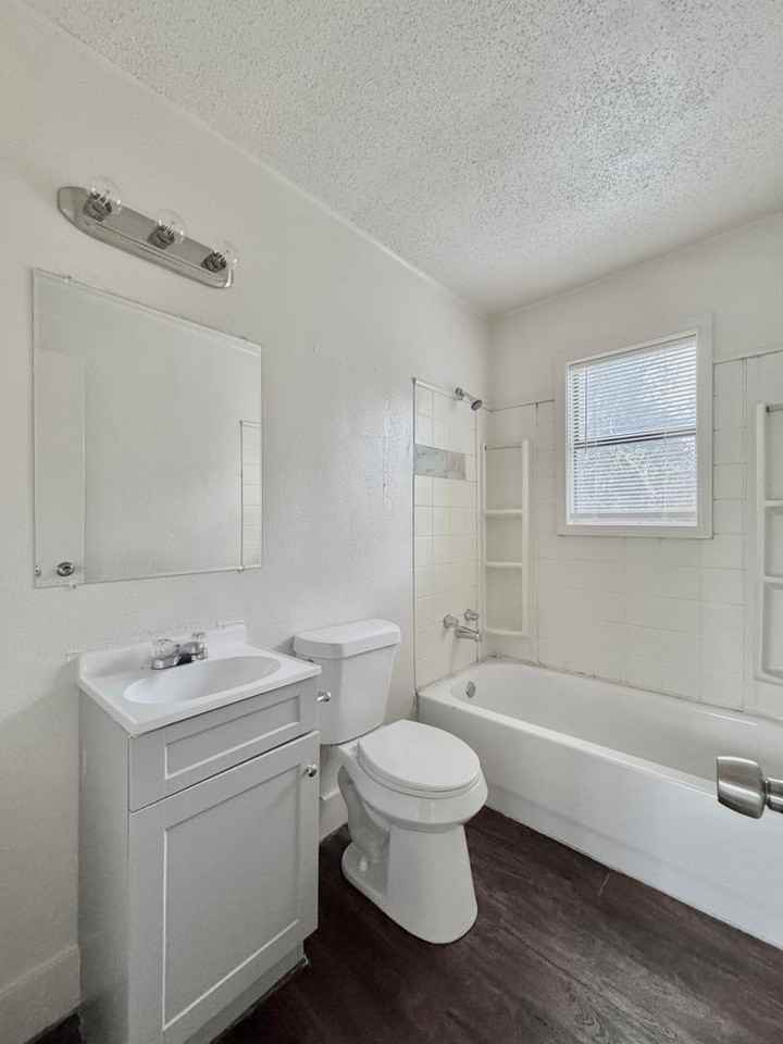 1018 Shofner St - Photo 4 of 7