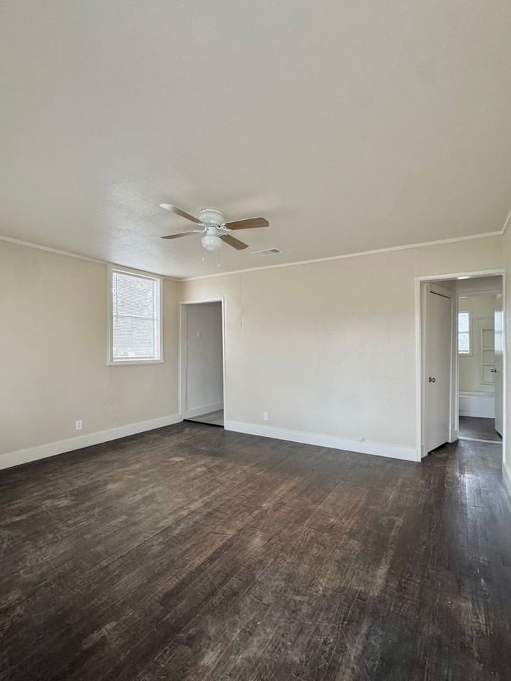 1018 Shofner St - Photo 6 of 7