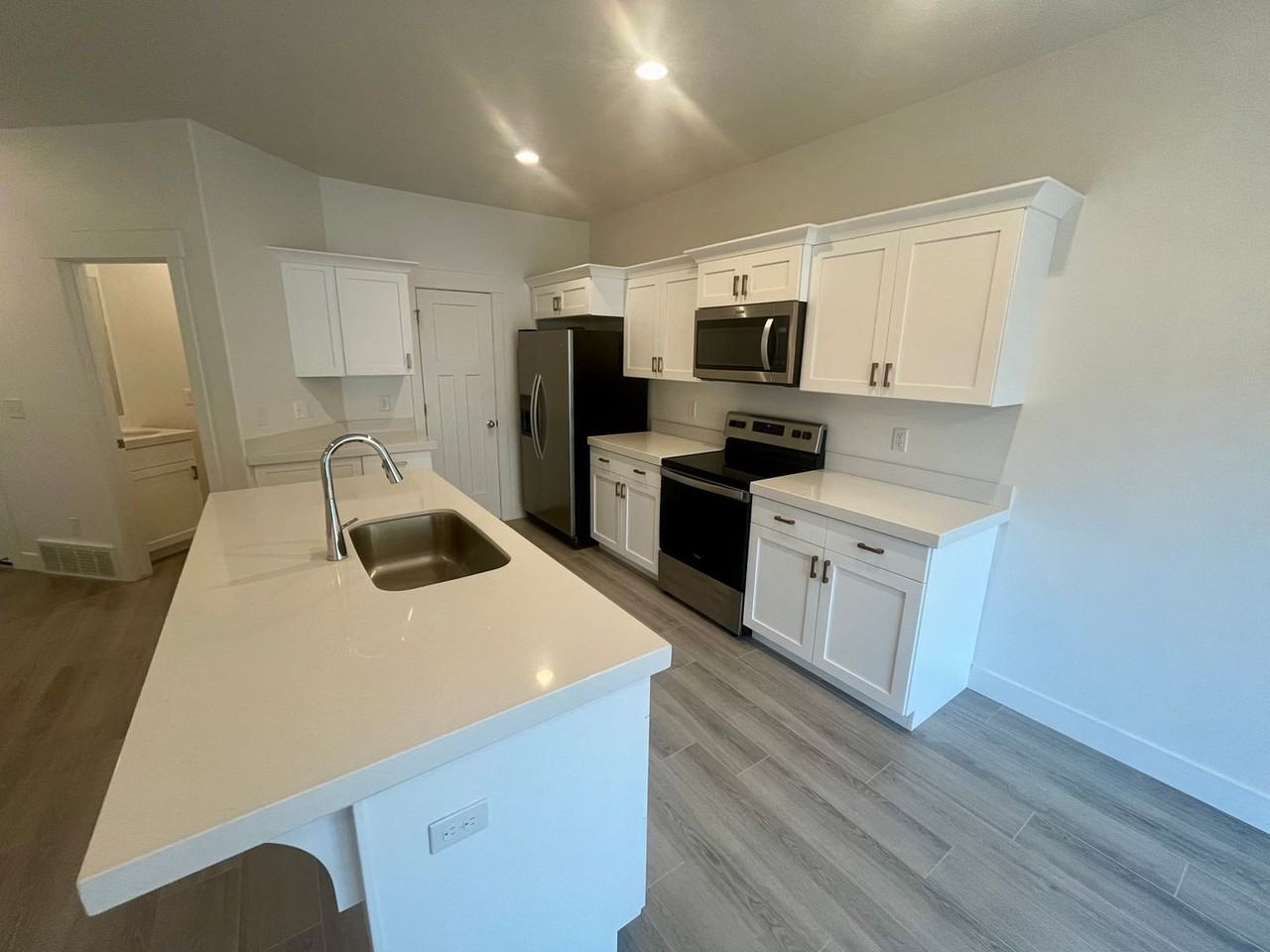 917 E Pacific Dr - Photo 2 of 13