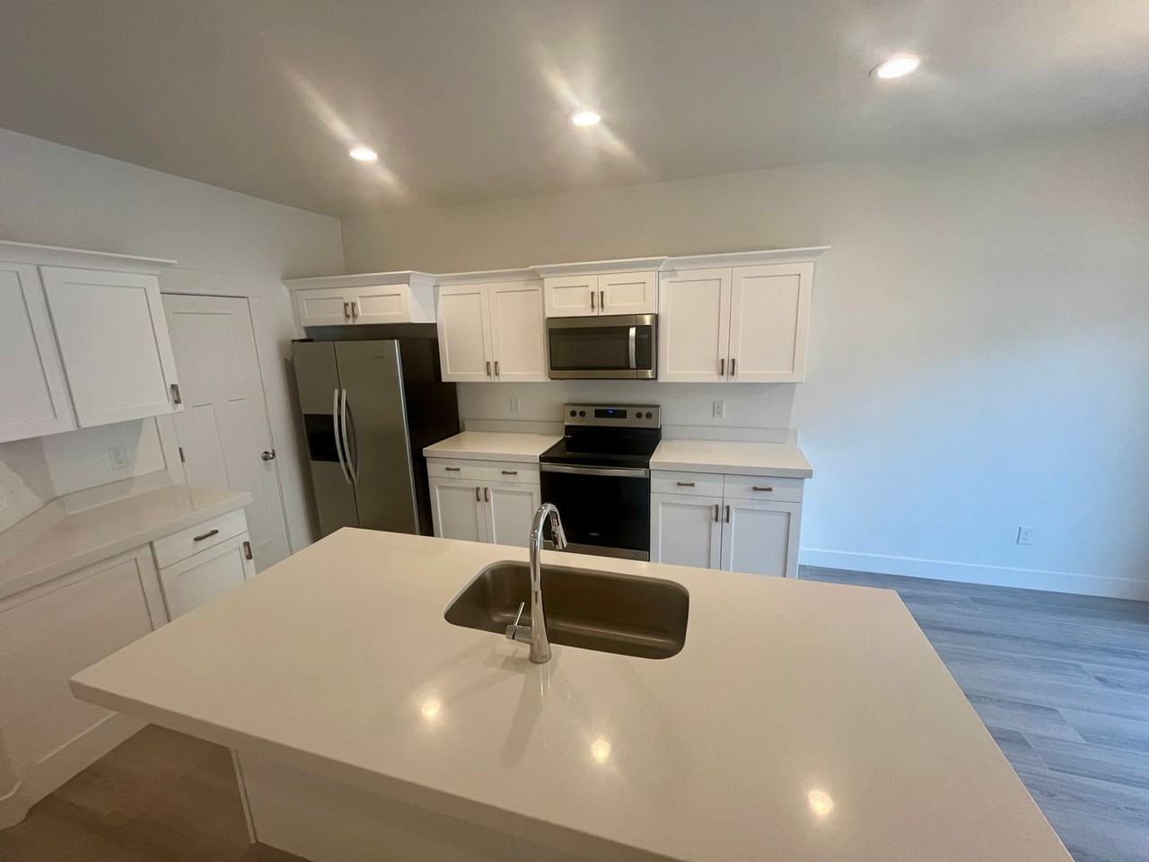 917 E Pacific Dr - Photo 3 of 13