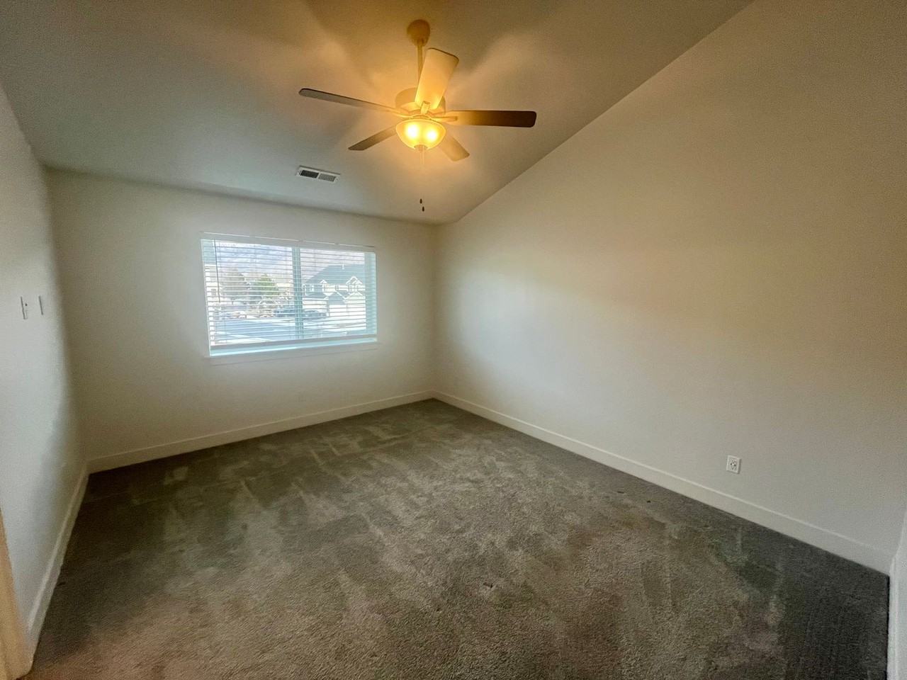 917 E Pacific Dr - Photo 5 of 13