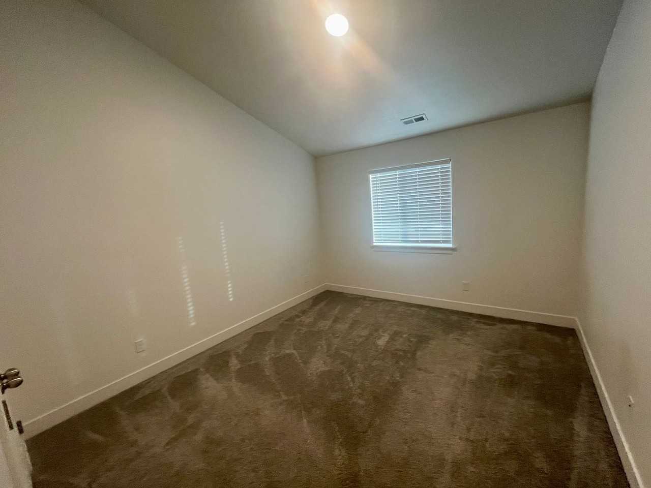 917 E Pacific Dr - Photo 6 of 13