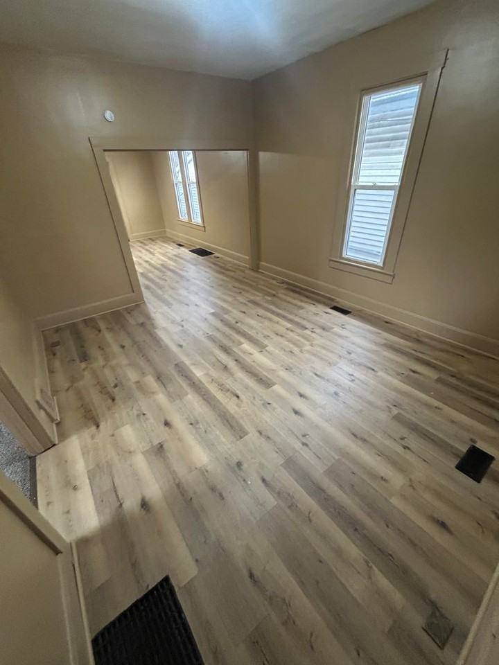 606 E Riverside Dr - Photo 2 of 9