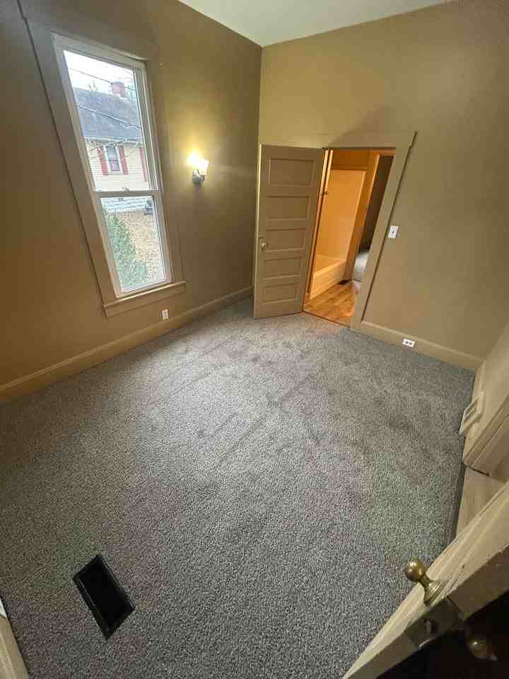 606 E Riverside Dr - Photo 3 of 9