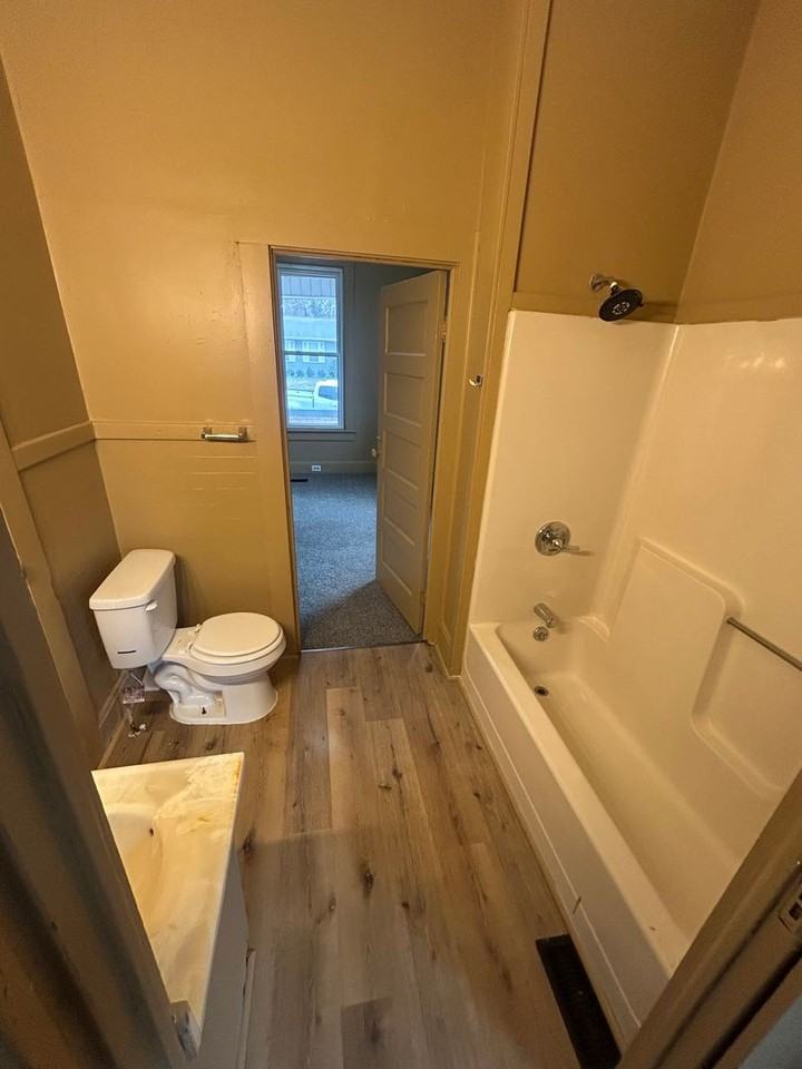 606 E Riverside Dr - Photo 4 of 9