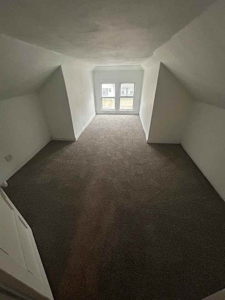 606 E Riverside Dr - Photo 5 of 9