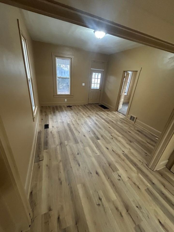 606 E Riverside Dr - Photo 6 of 9