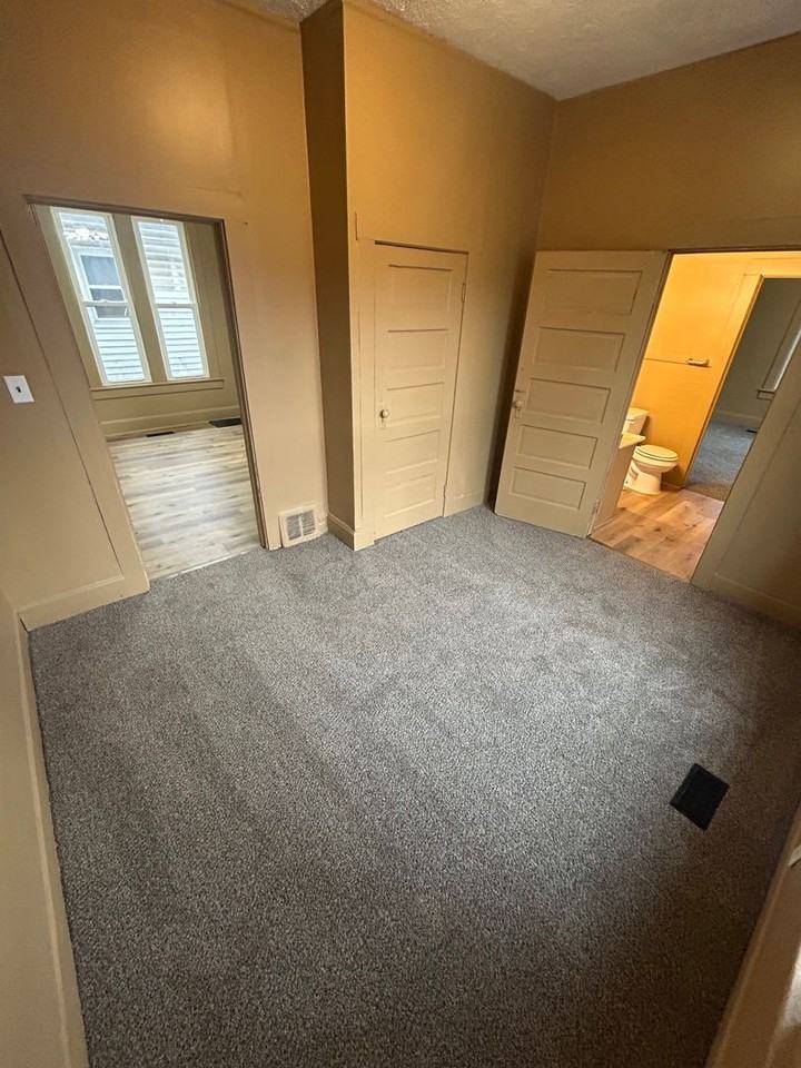 606 E Riverside Dr - Photo 7 of 9