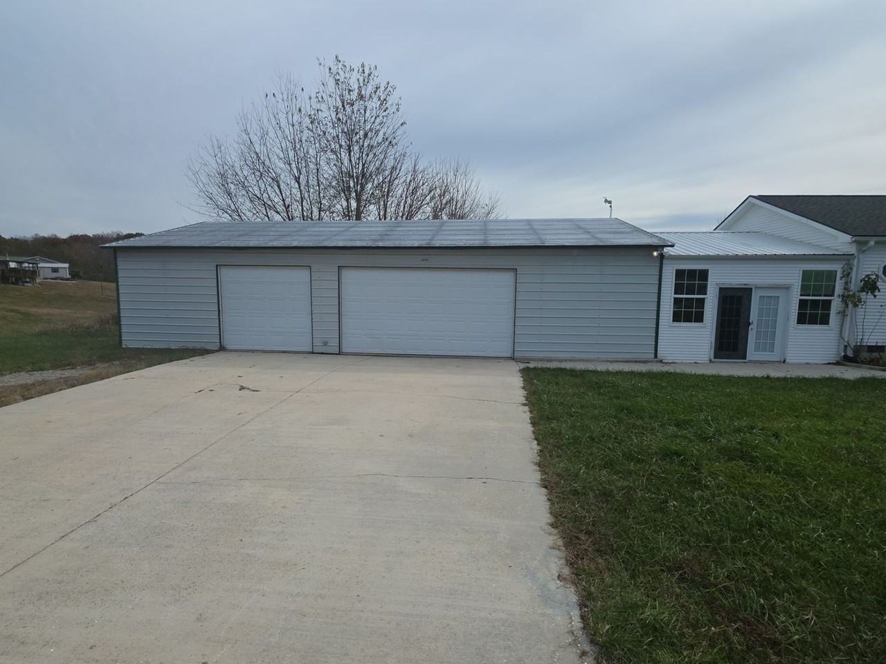 124 Lake Ln - Photo 2 of 18