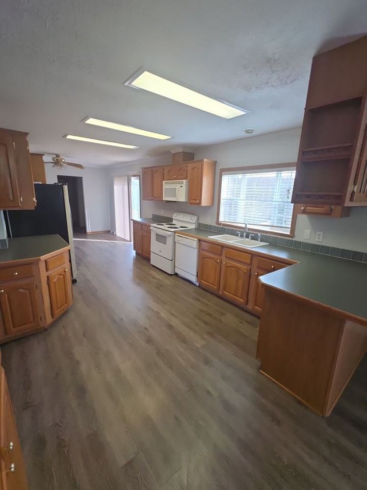 124 Lake Ln - Photo 4 of 18