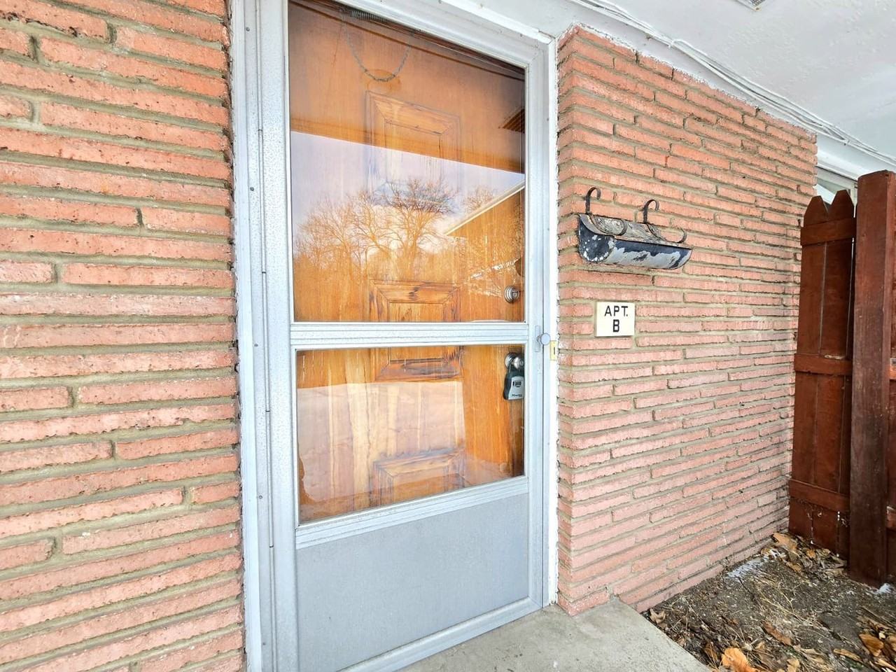 1609 Lincolnway W - Photo 3 of 8