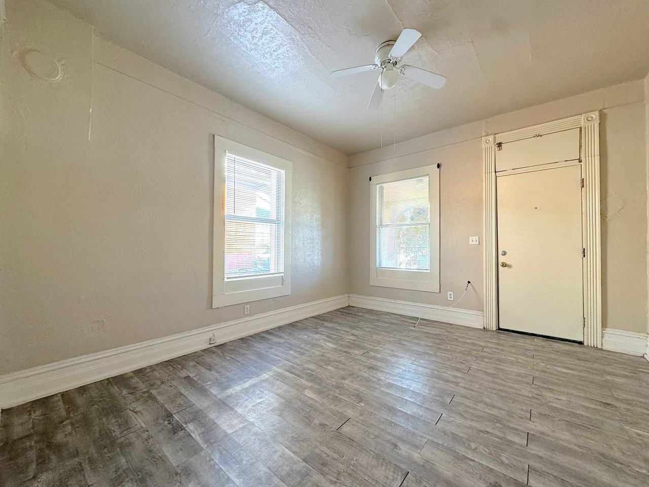 317 S Park St - Photo 4 of 16