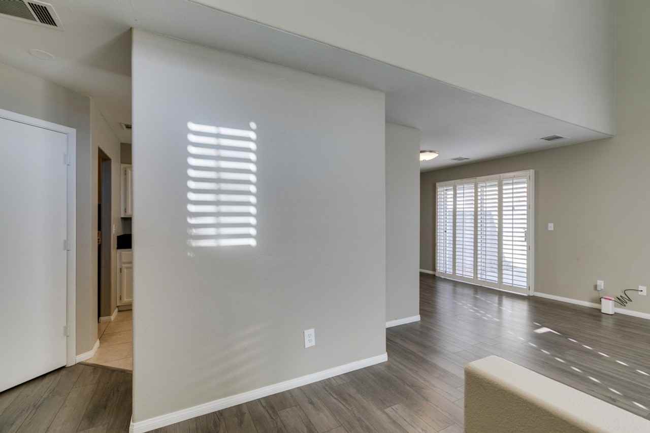 190 Renville Ct - Photo 3 of 42