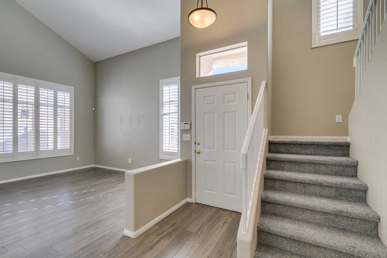 190 Renville Ct - Photo 4 of 42