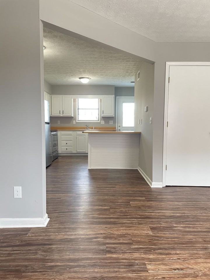 425 Garden City Dr. - Photo 3 of 11