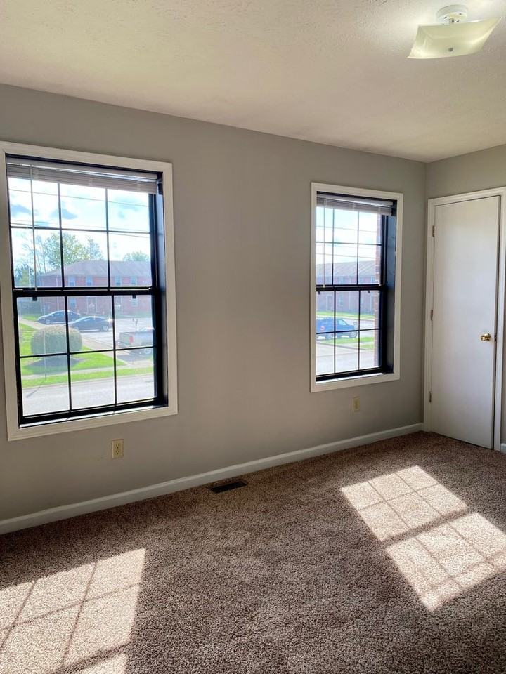 425 Garden City Dr. - Photo 7 of 11