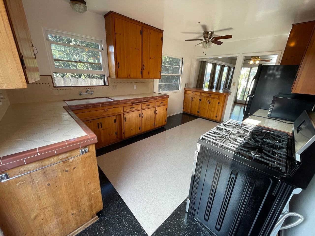 4687 Santa Cruz Ave - Photo 4 of 11