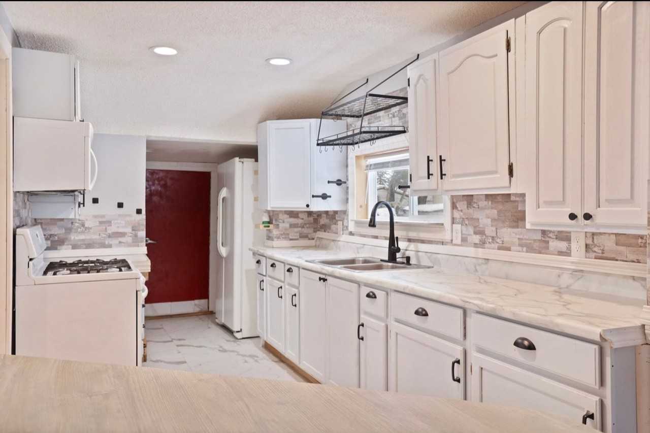 608 38th St - Photo 6 of 16