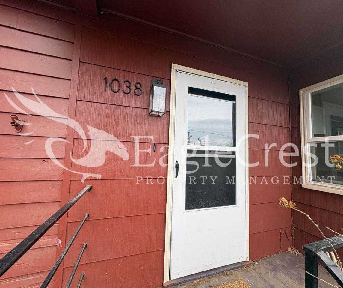 1038 College St - Photo 4 of 30