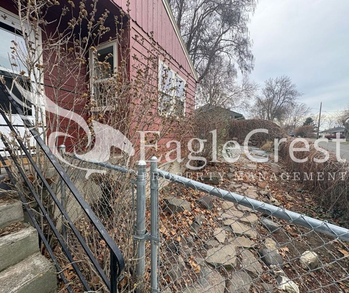 1038 College St - Photo 5 of 30