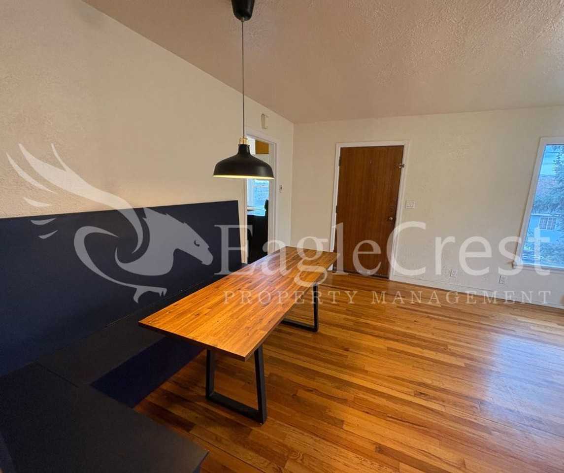 1038 College St - Photo 6 of 30