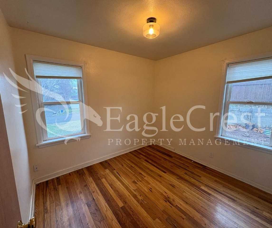 1038 College St - Photo 7 of 30