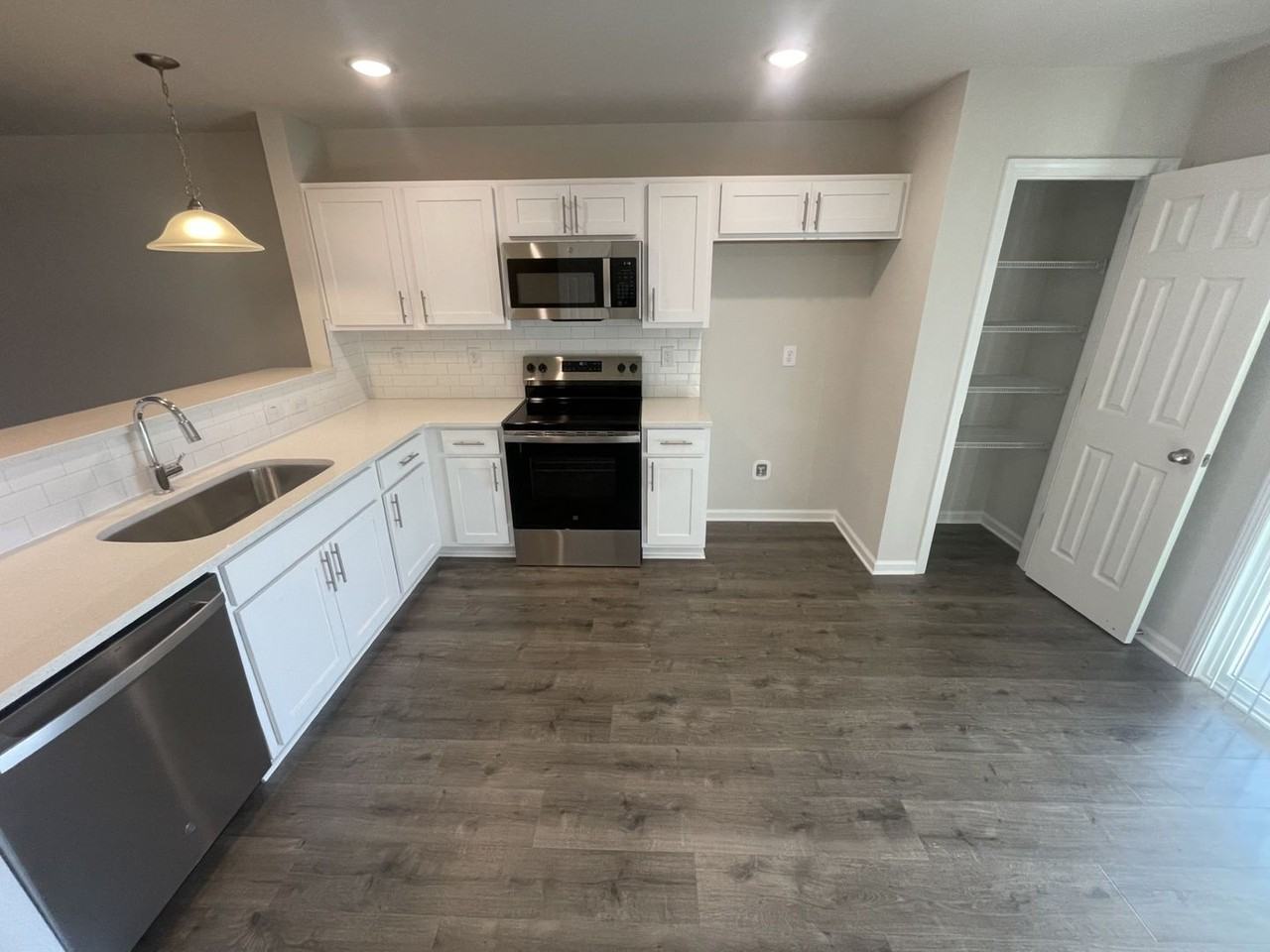1007 Peony Ln - Photo 3 of 13