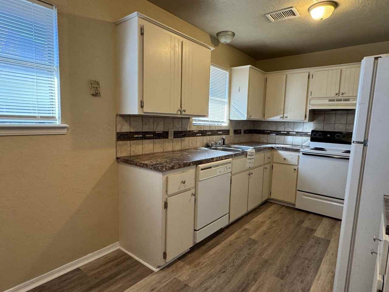 2704 Nw Friar Tuck Ln - Photo 4 of 14