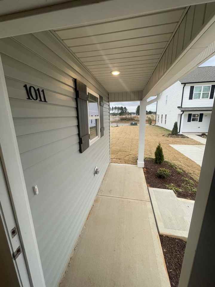 1011 Peony Ln - Photo 3 of 9