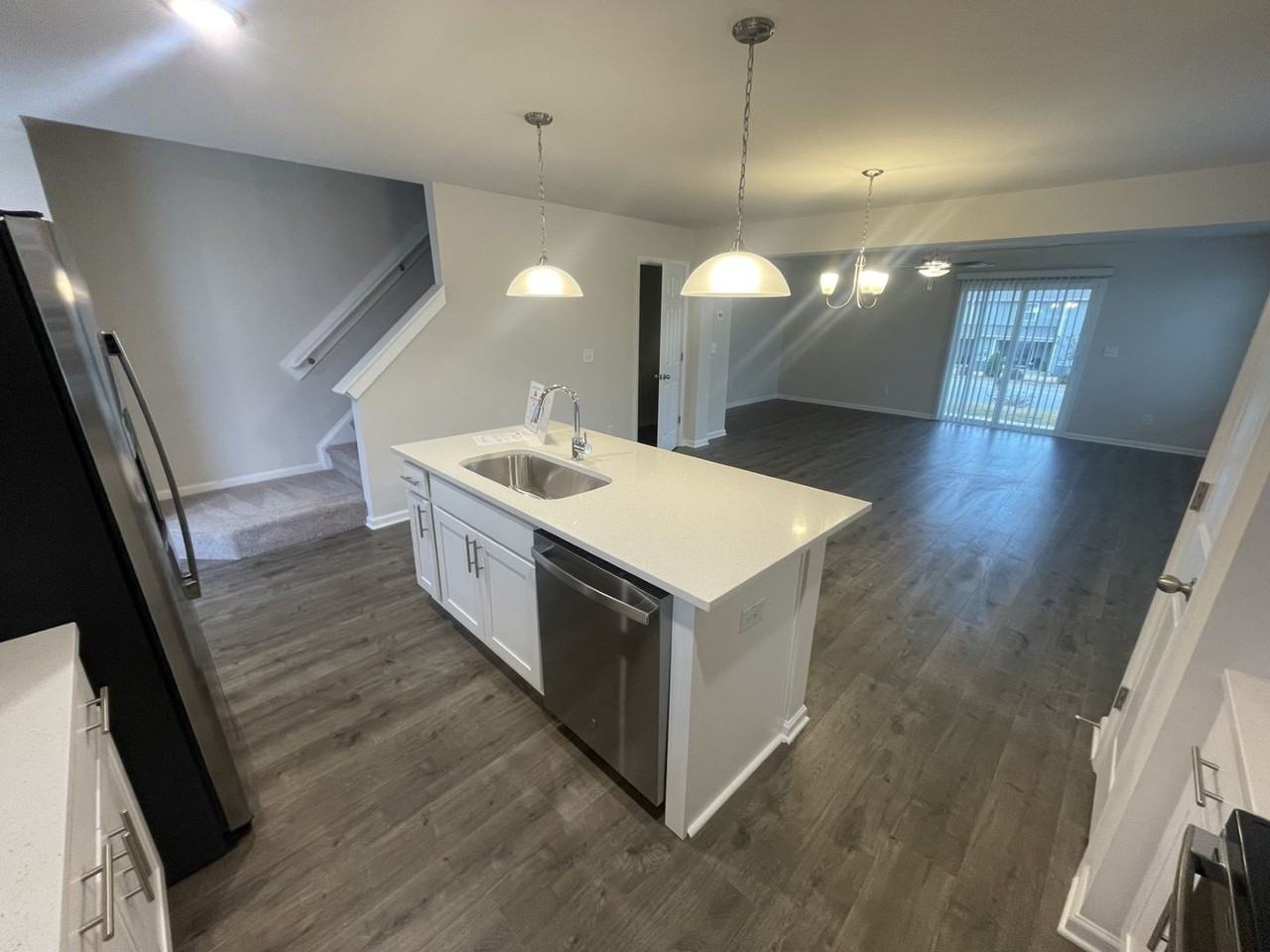 1011 Peony Ln - Photo 4 of 9