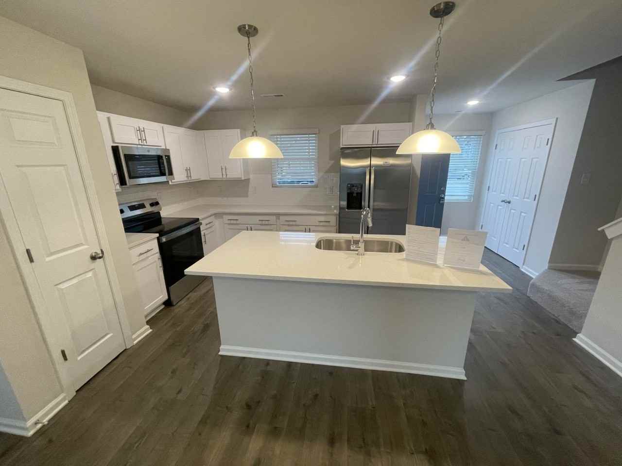 1011 Peony Ln - Photo 7 of 9