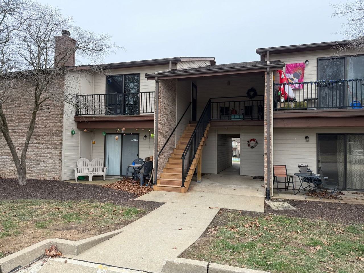 1887 Waterfront Dr N - Photo 2 of 8