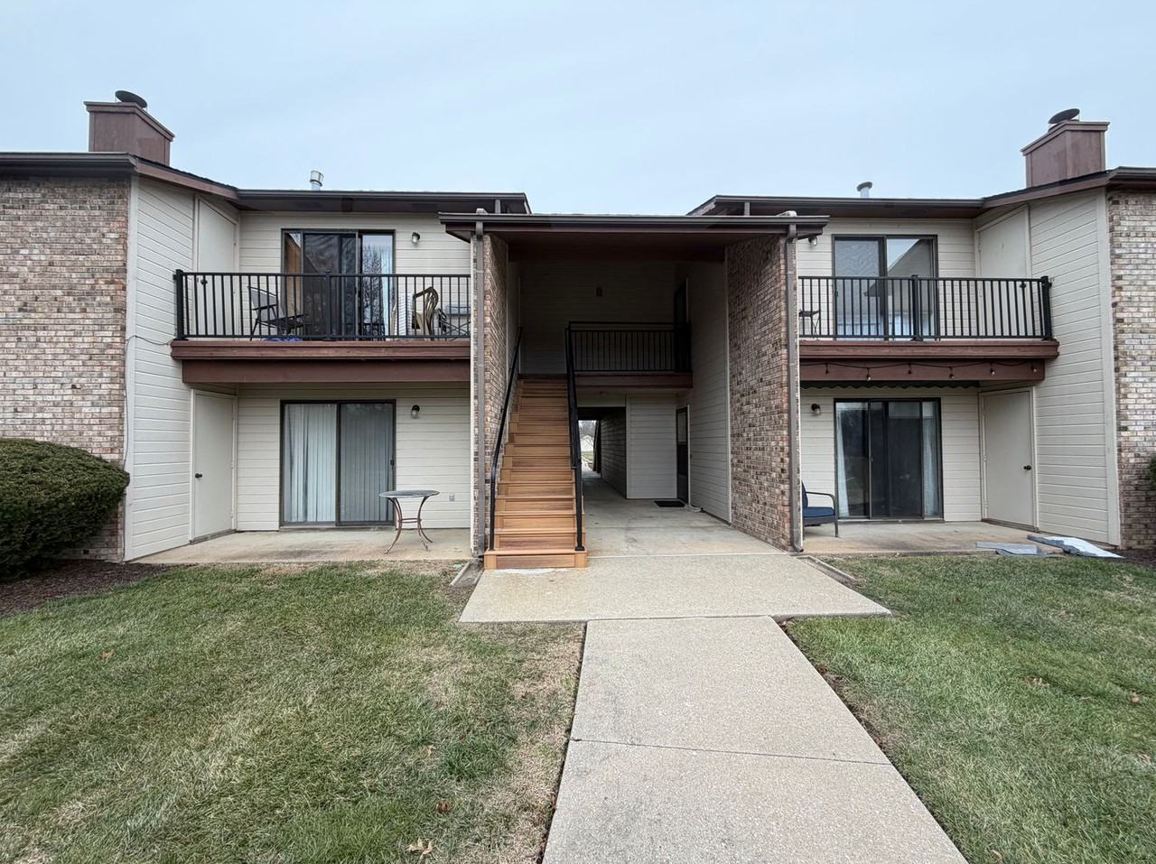 1887 Waterfront Dr N - Photo 3 of 8