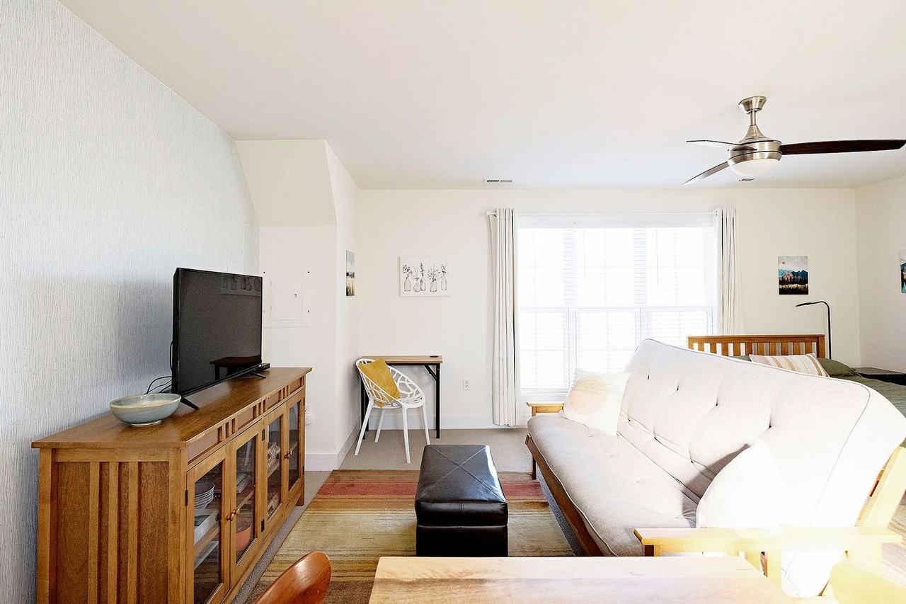 2018 Cornelius Aly - Photo 2 of 5