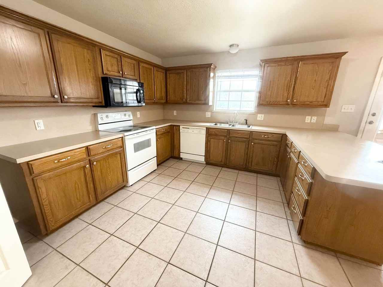 801B Hickory St - Photo 3 of 15