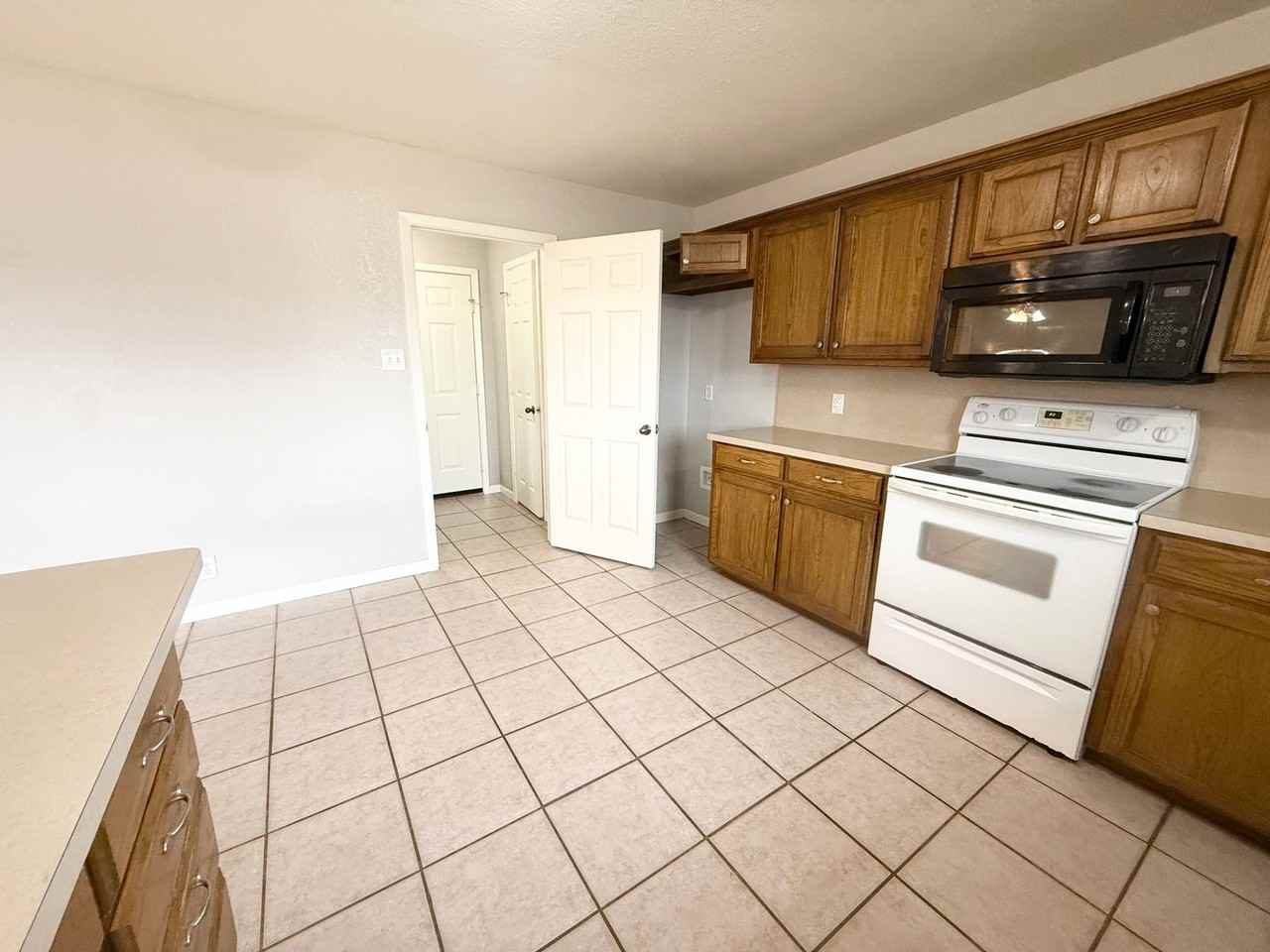 801B Hickory St - Photo 4 of 15