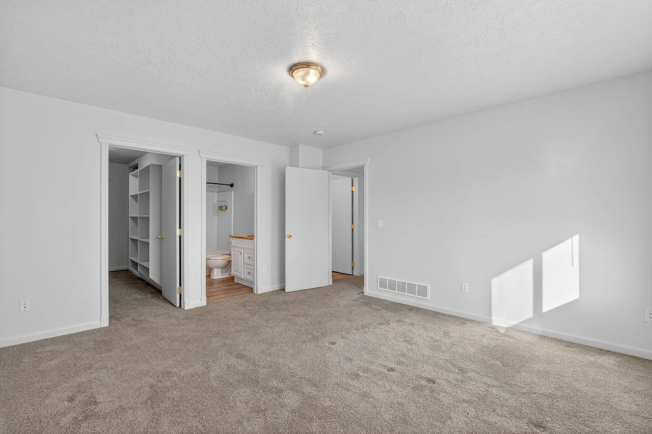 911 Sawtooth St - Photo 3 of 41