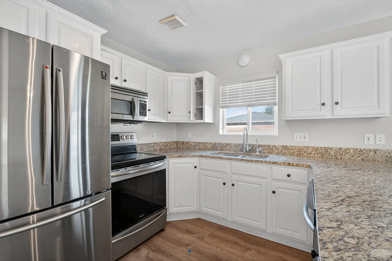 911 Sawtooth St - Photo 5 of 41