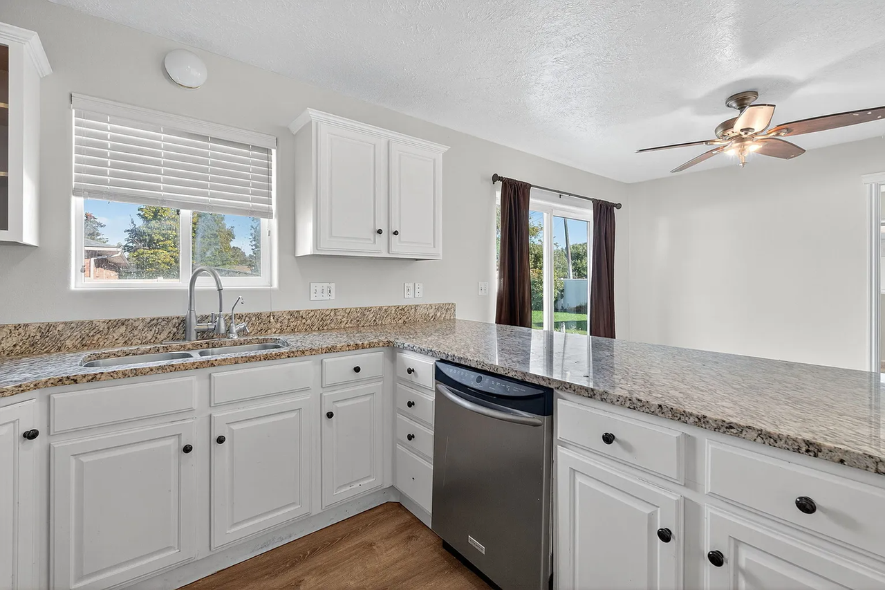 911 Sawtooth St - Photo 6 of 41