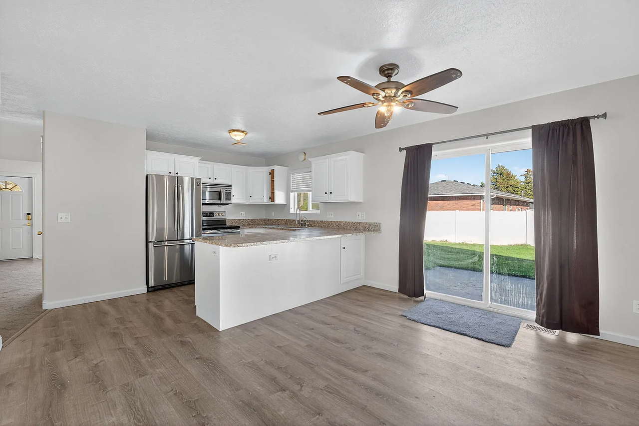 911 Sawtooth St - Photo 7 of 41