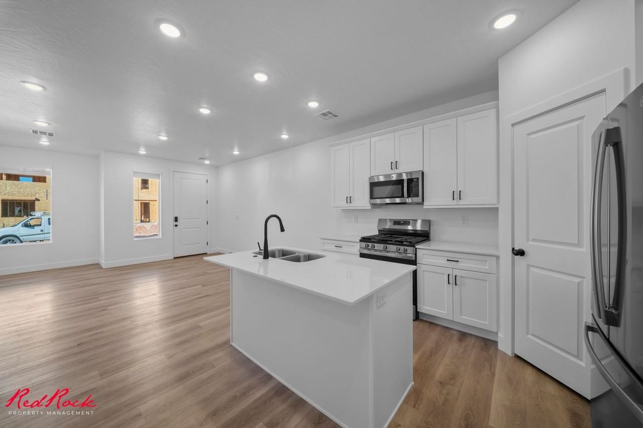 895 W Boxthorn Dr - Photo 2 of 36